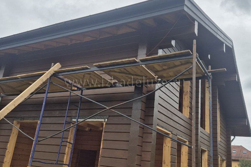 На сайте обновлены фотографии дома из клееного бруса «Первомайское». На объекте выполнили внешнюю покраску стен.