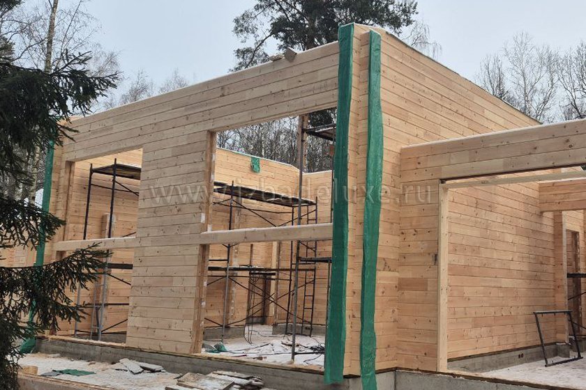 Продолжается сборка стен домокомплекта на объекте из клееного бруса «Химки».