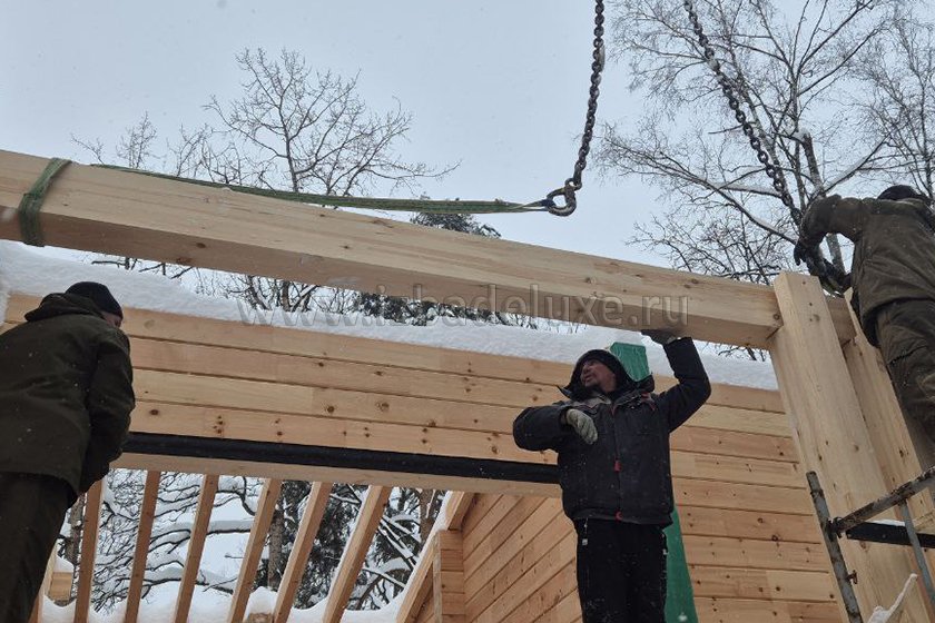Продолжается сборка домокомплекта на объекте из клееного бруса «Химки». Выполняется монтаж несущих конструкций и стропильной системы.
