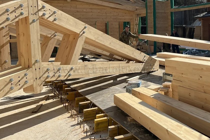 Продолжается строительство бассейна из клееного бруса в Тверской области. Выполняется монтаж несущих элементов кровли.