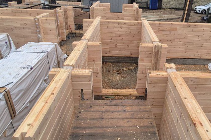 На объекте из клееного бруса «Химки» продолжается сборка стен домокомплекта.