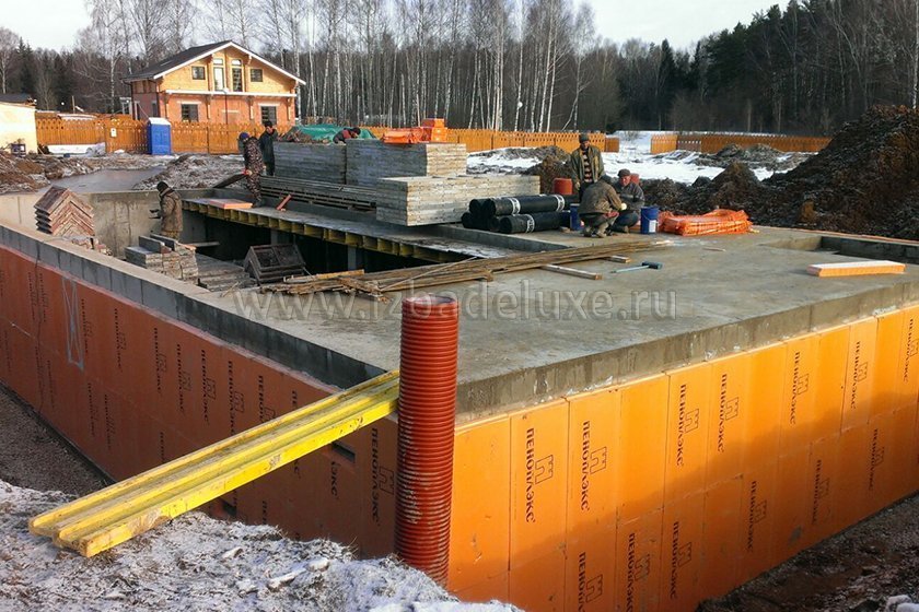 Продолжается строительство объекта из клееного бруса Усадьба «Озаревская». Выполняются работы по устройству цоколя.