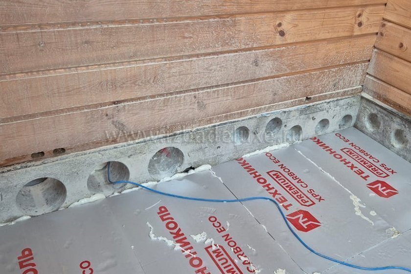 Продолжается строительство дома из клееного бруса «Первомайское». Продолжаются работы по черновой отделке пола и монтаж инженерных систем.