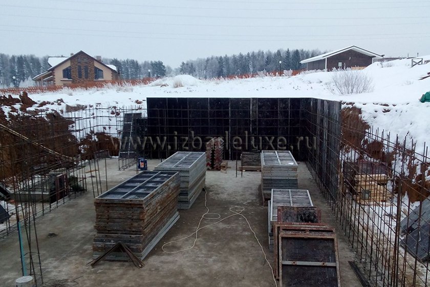 На объекте из клееного бруса Усадьба «Озаревская» выполнены работы по устройству бетонной подготовки под плиту цоколя.